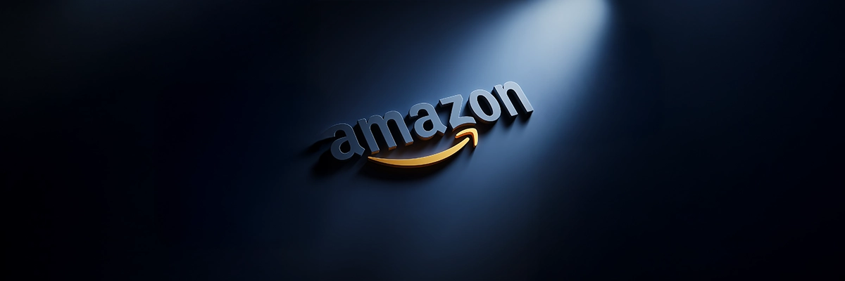 Amazon-Logo mit goldenem Pfeil auf dunklem Hintergrund – Sinnbild für E-Commerce, Online-Marktplatz und globale Markenstrategie.