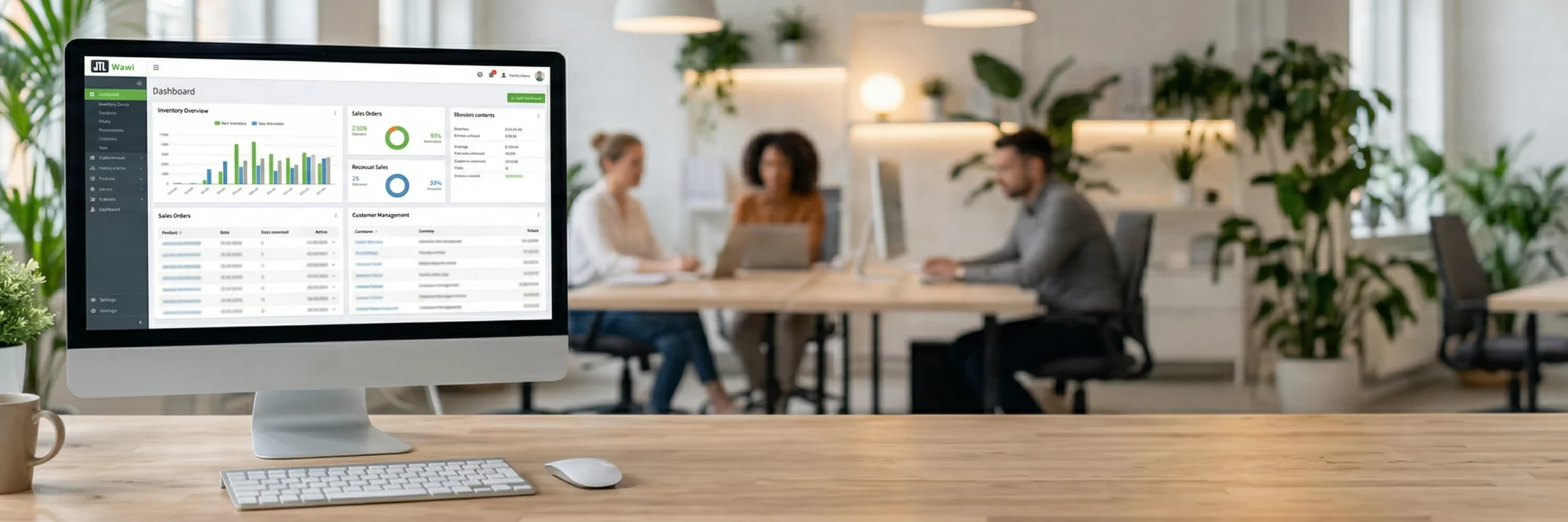 Split-Screen Visualisierung: Linker Monitor zeigt das JTL-Wawi ERP Backend, rechter Tablet-Bildschirm zeigt ein modernes Online-Shop Frontend in einem hellen Agentur-Büro.